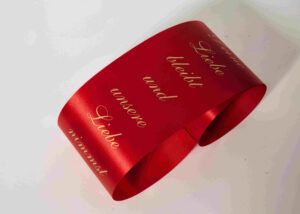 Satinband rot mit goldener Schrift